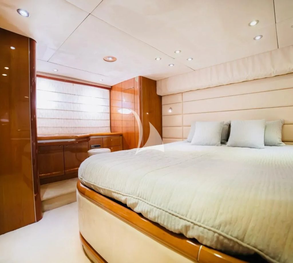 IMPERIUM-Sunseeker-Predator-68-VIP-cabin